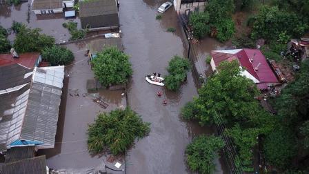 Чернігів затопило: на вулицях пливуть човни, машини пішли під воду (фото, відео)