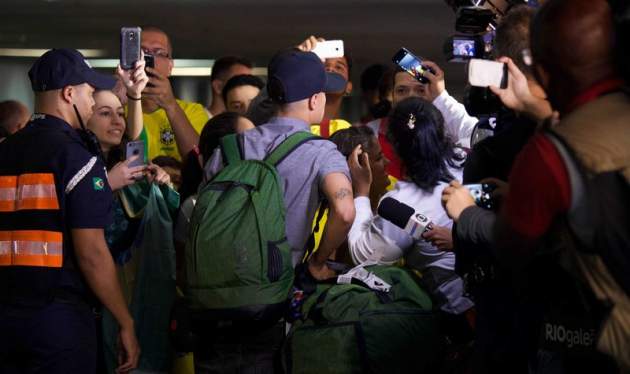 Фанаты забросали камнями автобус с футболистами сборной Бразилии. Видео