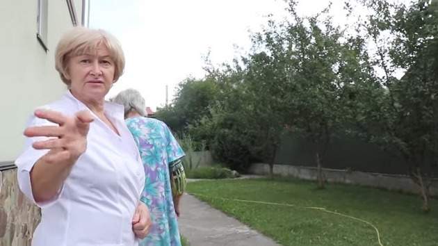 Подвалы без окон и вонь: в сети показали на видео подпольный «дом престарелых» в Киеве