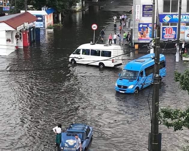 Крупный украинский город утонул после ливня. Фото и видео