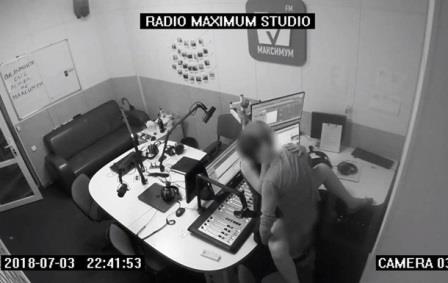 Парочка зайнялася сексом в студії київського радіо (відео 18+)