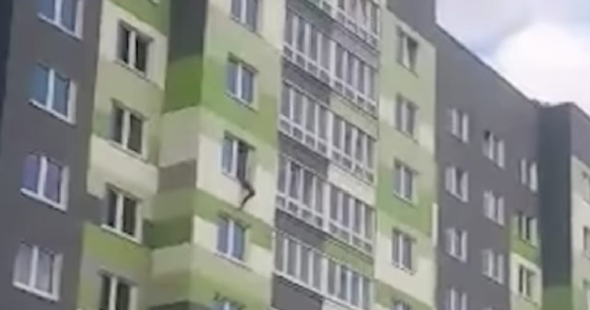 Прохожие пледом поймали ребенка, сорвавшегося с седьмого этажа (ВИДЕО)