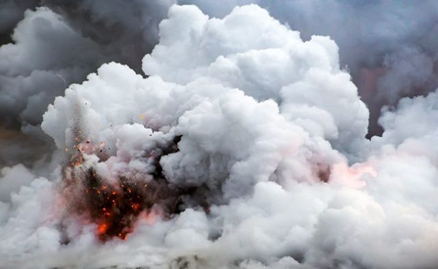 Клуби чорного диму та паніка: у столиці пролунав вибух, є поранені