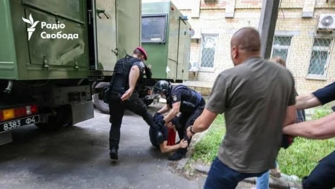 «Беркутівець» з Євромайдану з пораненням в дупу: хто бив активістів під час суду над Стерненком