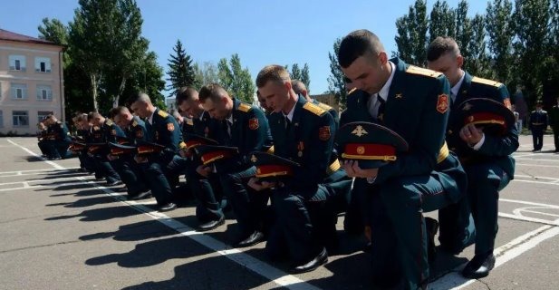 В Донецке прошел первый выпуск «курсантов ДНР»: они стали на колени перед террористами