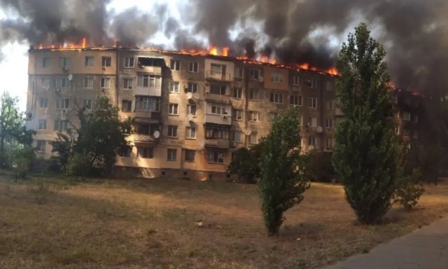 В Новой Каховке мужчина поджег квартиру, огонь охватил всю пятиэтажку. Фото и видео