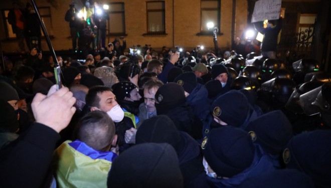 Учасники маршу у Києві прийшли до Офісу президента, сталися сутички (фото, відео)