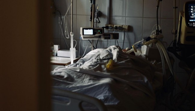 «Антиваксери вбивають»: киянка, яка поховала батька, розповіла про жах у лікарнях