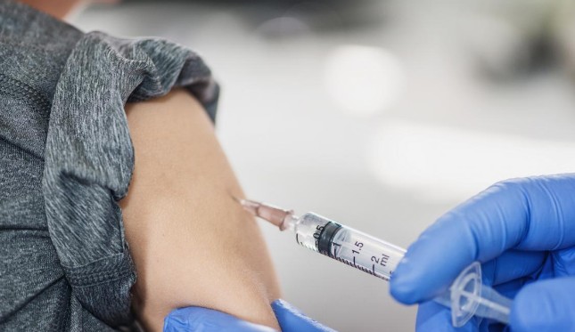 Обов’язкова вакцинація: у МОЗ уточнили, кого з понеділка відсторонять від роботи