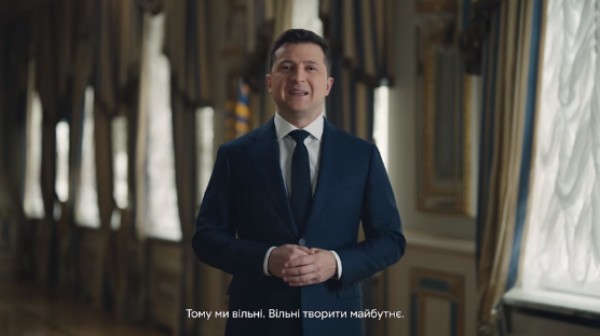 ”Не задирати ніс, але й не опускати очі”: Президент України записав відеозвернення до українців та привітав зі святом