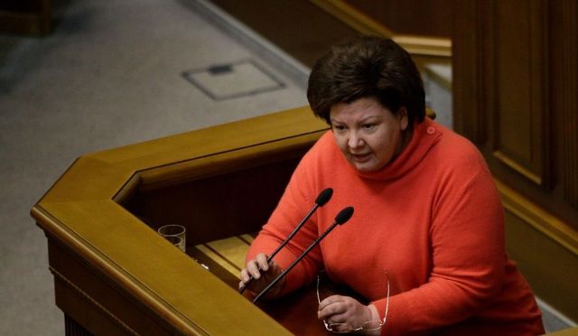 «Що їй сниться?»: депутатка від «Батьківщини» заснула під час засідання Верховної Ради (відео)