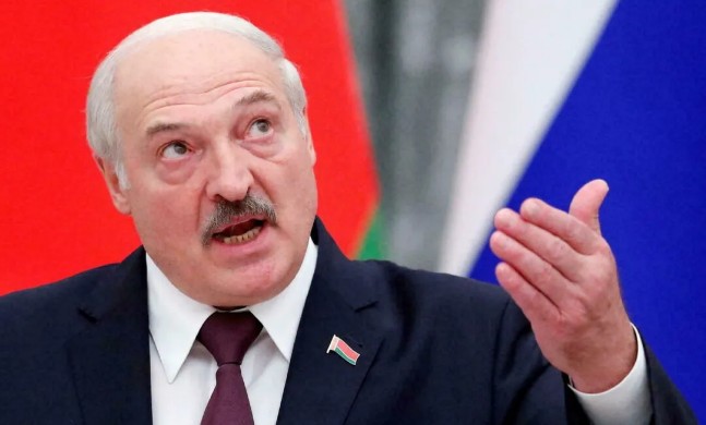 Лукашенко заявив, що українські військові самі запропонували РФ «забрати» Крим: сіли, випили по чарці. Відео