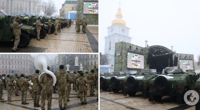 У Києві на Михайлівській площі помітили військову техніку: що сталося. Фото