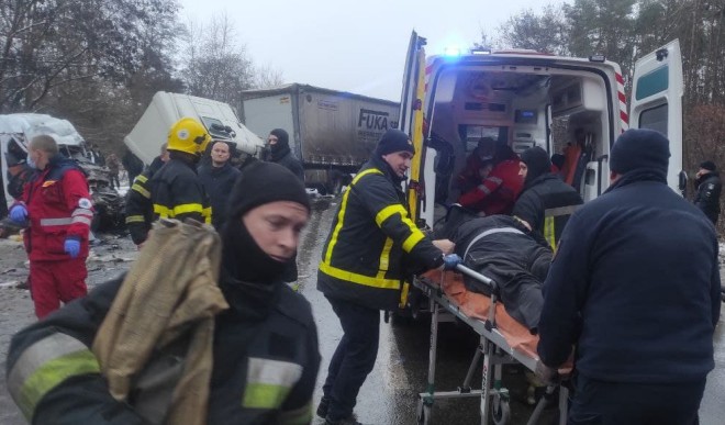 На Чернігівщині маршрутка зіткнулась з вантажівкою. 11 загиблих людей (ФОТО)