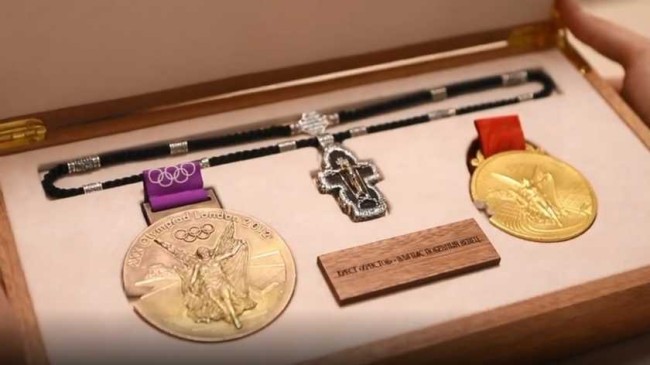 Ломаченко переплавив частину олімпійських медалей на хрестик для тата в російській майстерні