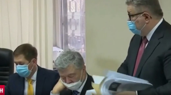 Порошенко заснув просто на засіданні суду (відео)