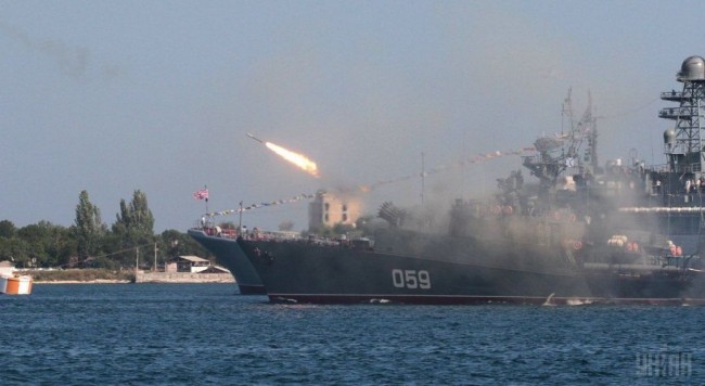 «Дружній вогонь»: російський корабель в акваторії Чорного моря збив власний літак