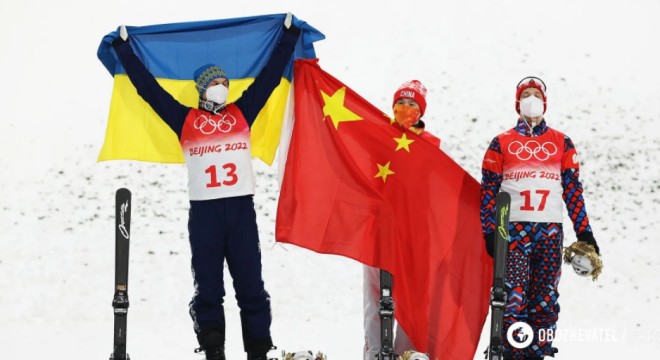 Російський фристайліст обійняв українця Абраменка після завоювання медалей Олімпіади