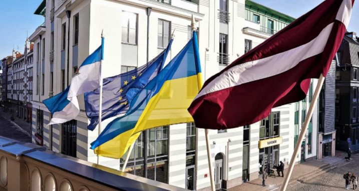 Рига й Вільнюс солідарні з Україною: у містах майорять синьо-жовті прапори