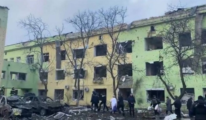 Російські окупанти обстріляли пологовий будинок у Маріуполі: багато поранених і вбитих жінок (фото, відео)