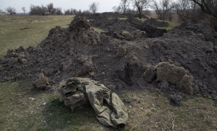 Росіяни риють окопи в Бєлгородській області біля кордону з Україною (відео)