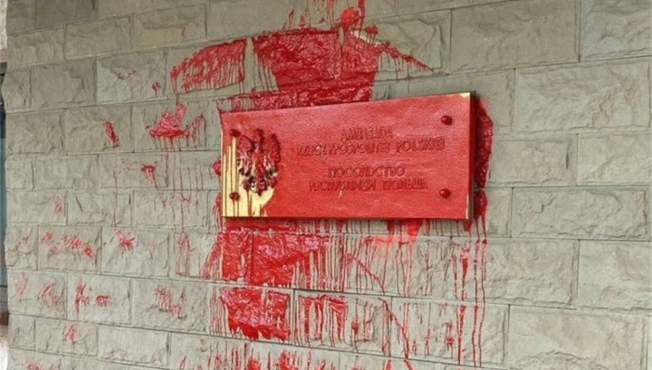 Помста Кремля: у Москві заляпали «кров’ю» фасад польського посольства (відео)