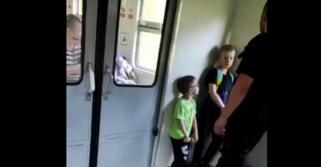 «Це що, Україна?»: у РФ чоловік в електричці з матюками напав на дитину через синьо-жовті ручки рюкзака