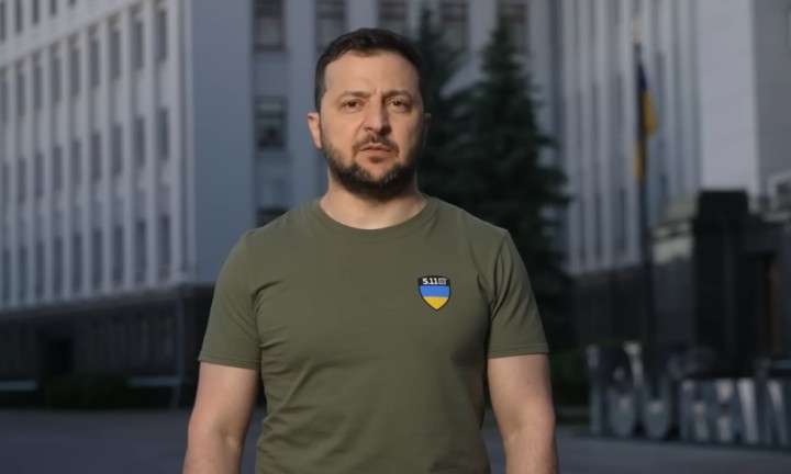 «Ми не здамося»: Зеленський відреагував на численні ранкові обстріли з боку Росії (відео)