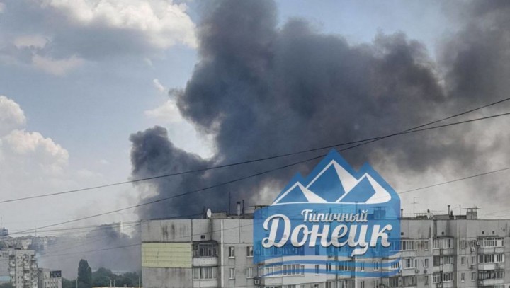 В окупованому Донецьку спалахнула пожежа: місцеві кажуть, що детонують російські склади зброї