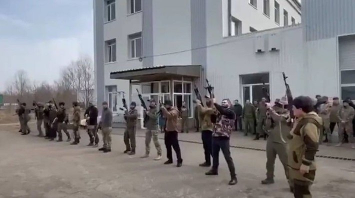 «Ми воюємо з ідіотами»: російський воєнкор «засвітив» базу окупантів і по ній вдарили ЗСУ (відео)