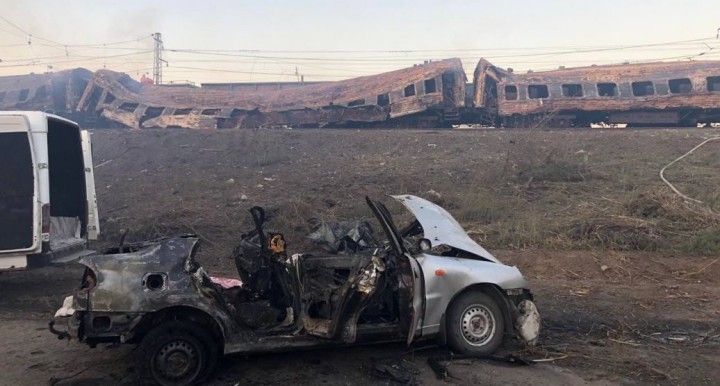 Спалені пасажирські вагони та автомобілі: моторошні фото з місця ракетного удару на Дніпропетровщині
