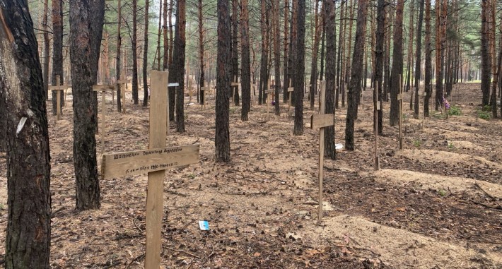Понад 400 могил: після звільнення Ізюма знайдено братське поховання