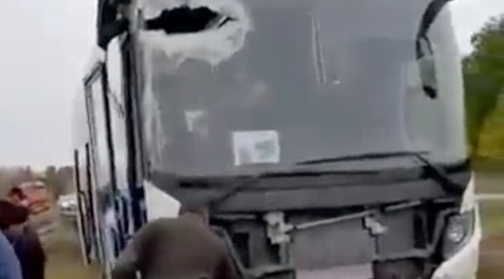П’яний «мобік» впав на кермо: автобус із мобілізованими росіянами потрапив у ДТП (відео)