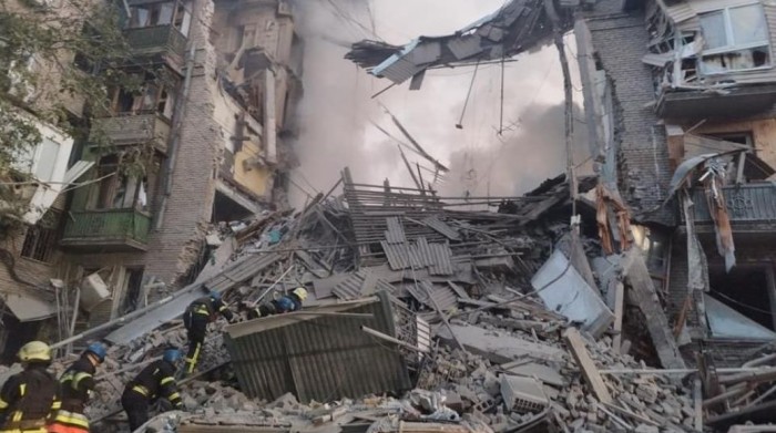 7 ракетних ударів по Запоріжжю: рятувальнии показали жахливі фото розгромлених житлових будинків