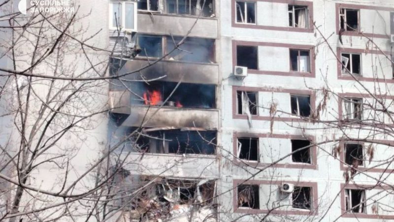 Ракетний удар по багатоповерхівках у Запоріжжі: у міськраді назвали попередню кількість постраждалих