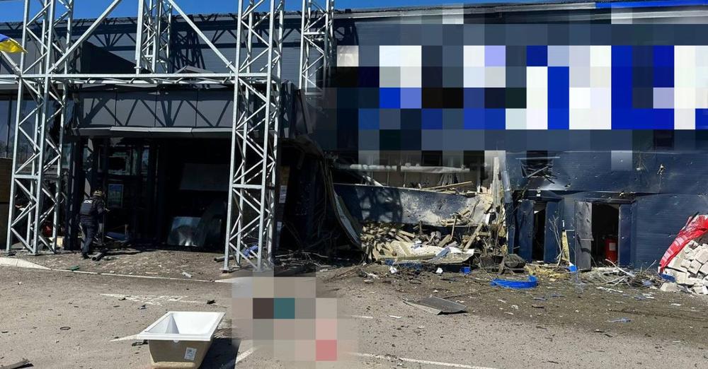 Загинули працівники та відвідувачі: Росія завдала удару по єдиному робочому гіпермаркету у Херсоні