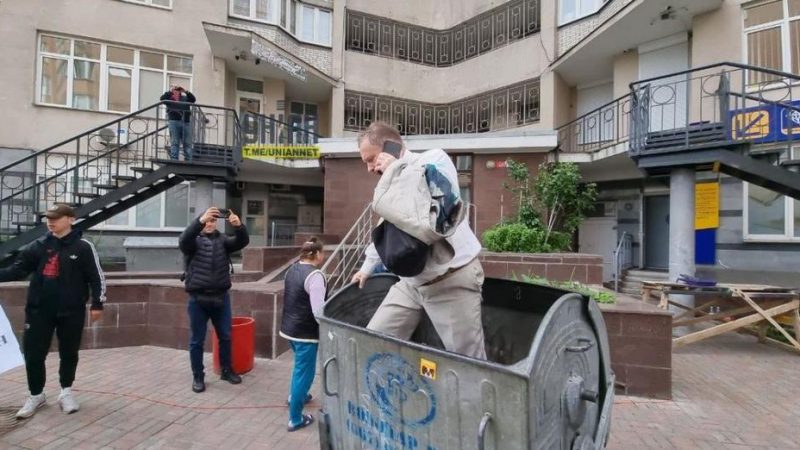 Облили зеленкою і кинули в смітник: активісти в Києві напали на колишнього нардепа Чорновола