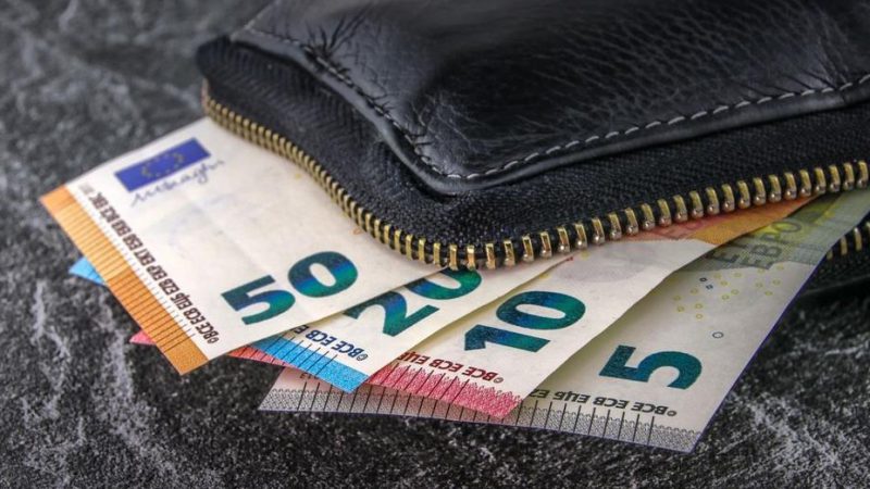 На Тернопільщині у чоловіка конфіскували 10 євро, бо він обміняв їх не у банку