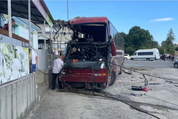 На Хмельниччині автобус з дітьми потрапив у ДТП