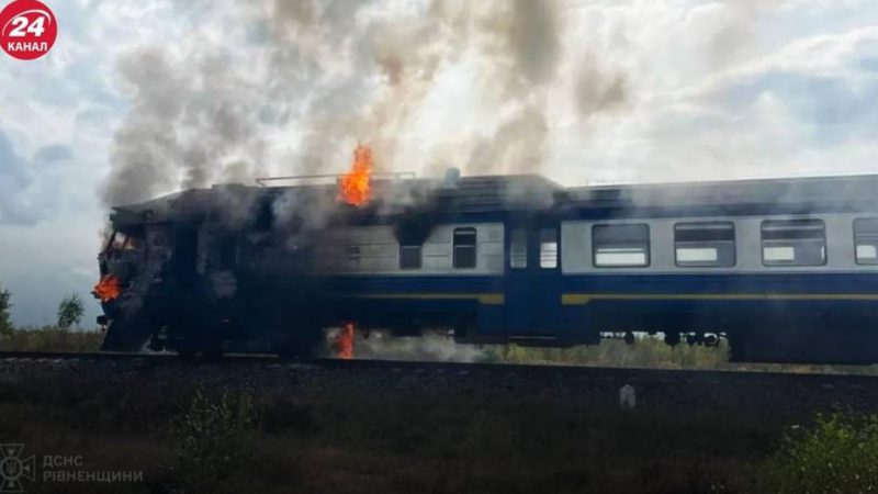 На Рівненщині загорівся пасажирський потяг: з’явилися моторошні кадри