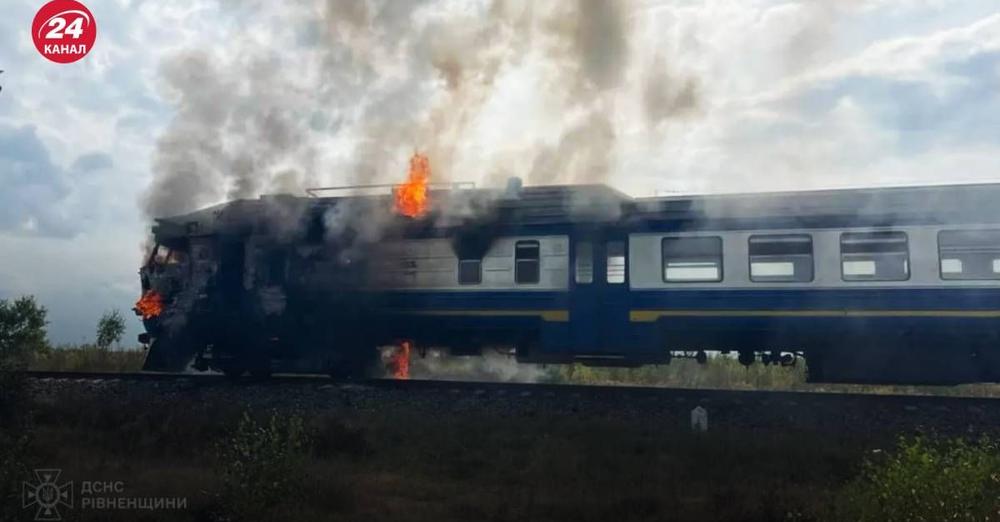 На Рівненщині загорівся пасажирський потяг: з’явилися моторошні кадри