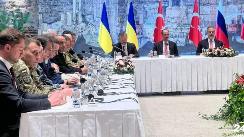 Українська сторона на переговорах спілкувалася із росіянами через перекладача