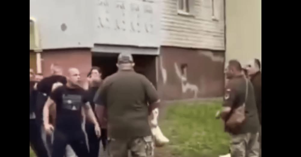 У Черкасах — масова сутичка між цивільними чоловіками і жінками та ТЦК (відео)