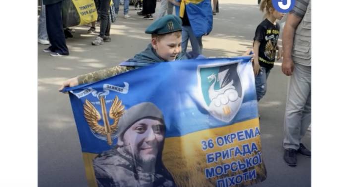 Хлопчик зустрічає українців з російського полону: сподівається знайти тата (відео)