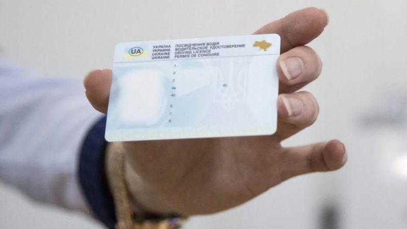 В Україні чоловіків почали позбавляти водійських прав за порушення правил військового обліку