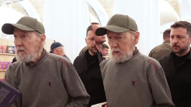 «Стоїть у черзі, як всі»: мережу зачарували кадри з дідусем, який не помітив Зеленського позаду