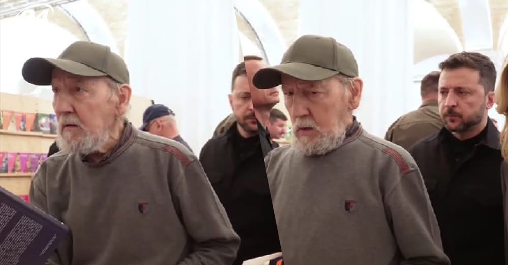 «Стоїть у черзі, як всі»: мережу зачарували кадри з дідусем, який не помітив Зеленського позаду