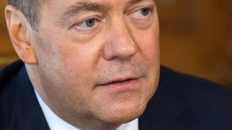 Медведєв погрожує Трампу війною зі США після зміни його дедлайну
