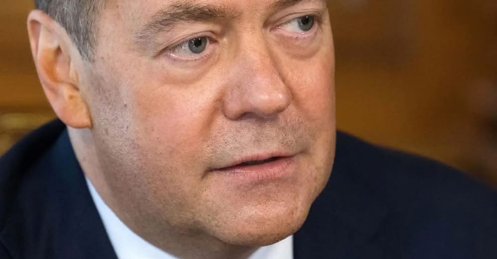 Медведєв погрожує Трампу війною зі США після зміни його дедлайну