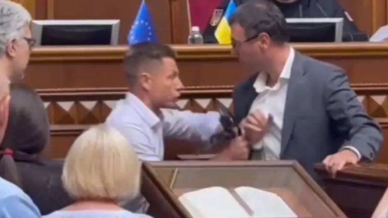 Заблокували трибуну: у Верховній Раді побилися депутати (відео)